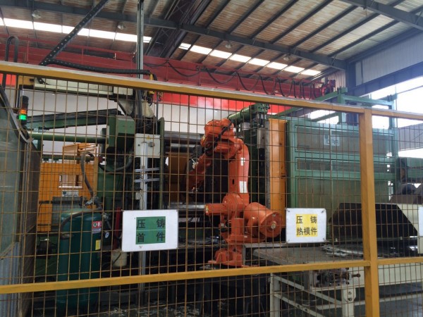 Italy de la 1600T cold chamber die casting machine and ABB robot